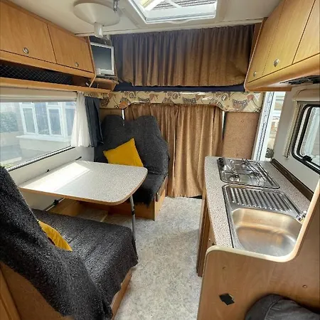 The Cosy Camper At Rockfield Park Apartment